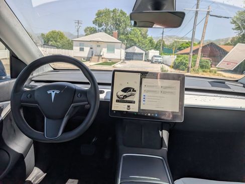 Used 2022 Tesla Model Y Long Range AWD/4WD image 9