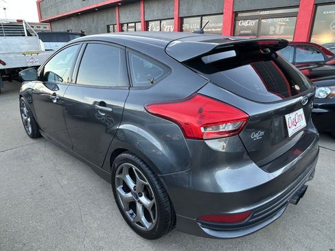 Used 2017 Ford Focus ST image 3