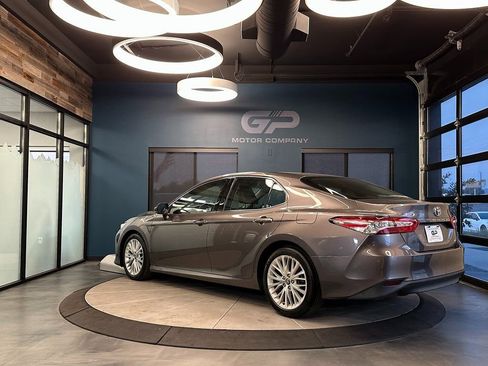 Used 2018 Toyota Camry XLE image 5