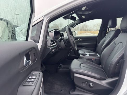 New 2026 Chrysler Pacifica Select FWD image 11