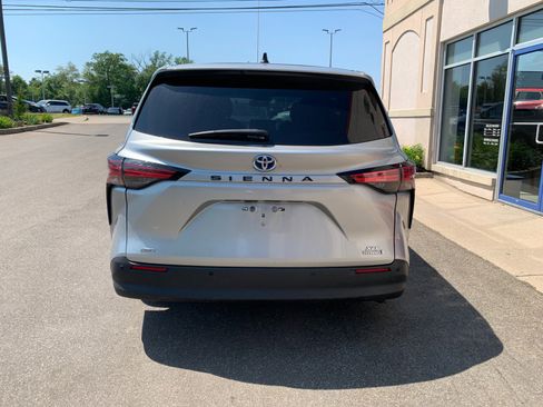 Used 2022 Toyota Sienna XLE AWD/4WD image 6