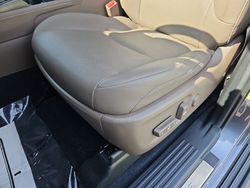 Used 2023 Lexus GX 460 Premium w/ Accessory Package AWD/4WD image 25