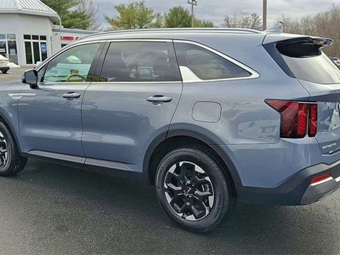 Used 2025 Kia Sorento S image 6
