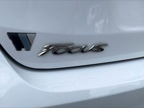 Used 2018 Ford Focus SE w/ SE Appearance Package FWD image 23