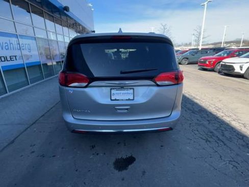 Used 2019 Chrysler Pacifica Touring-L image 7