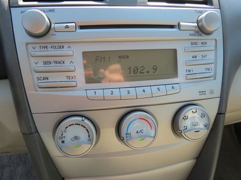 Used 2010 Toyota Camry SE image 19