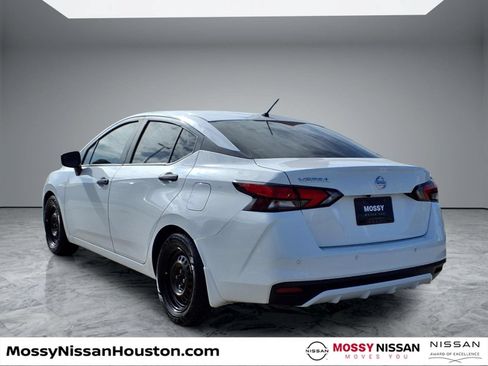 Used 2021 Nissan Versa S FWD image 2