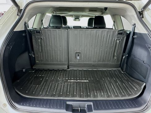 Used 2021 Toyota Highlander XLE AWD/4WD image 24
