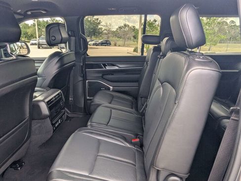 Used 2024 Jeep Wagoneer L Series III w/ Flexible Seating Group AWD/4WD image 18