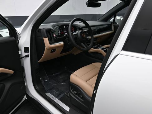 New 2025 Porsche Cayenne image 4