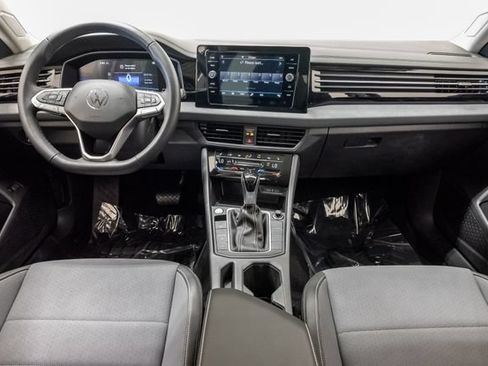 Used 2025 Volkswagen Jetta SE FWD image 26