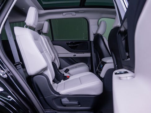 Used 2026 Lincoln Aviator AWD w/ Jet Appearance Package image 12