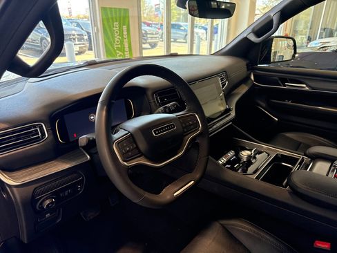 Used 2024 Jeep Wagoneer Series III AWD/4WD image 10