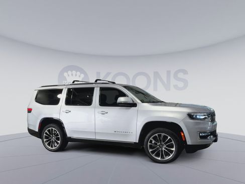 Used 2022 Jeep Wagoneer Series III w/ Premium Group I image 2