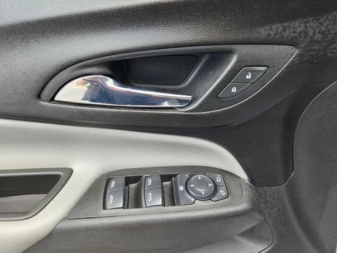 Used 2021 Chevrolet Equinox LS w/ LS Convenience Package FWD image 12