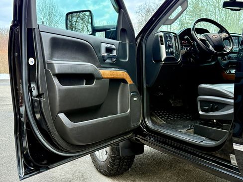 Used 2018 Chevrolet Silverado 2500 LTZ w/ LTZ Plus Package image 11