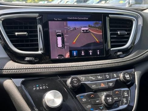 Used 2020 Chrysler Pacifica Limited w/ Advanced Safetytec Group FWD image 27