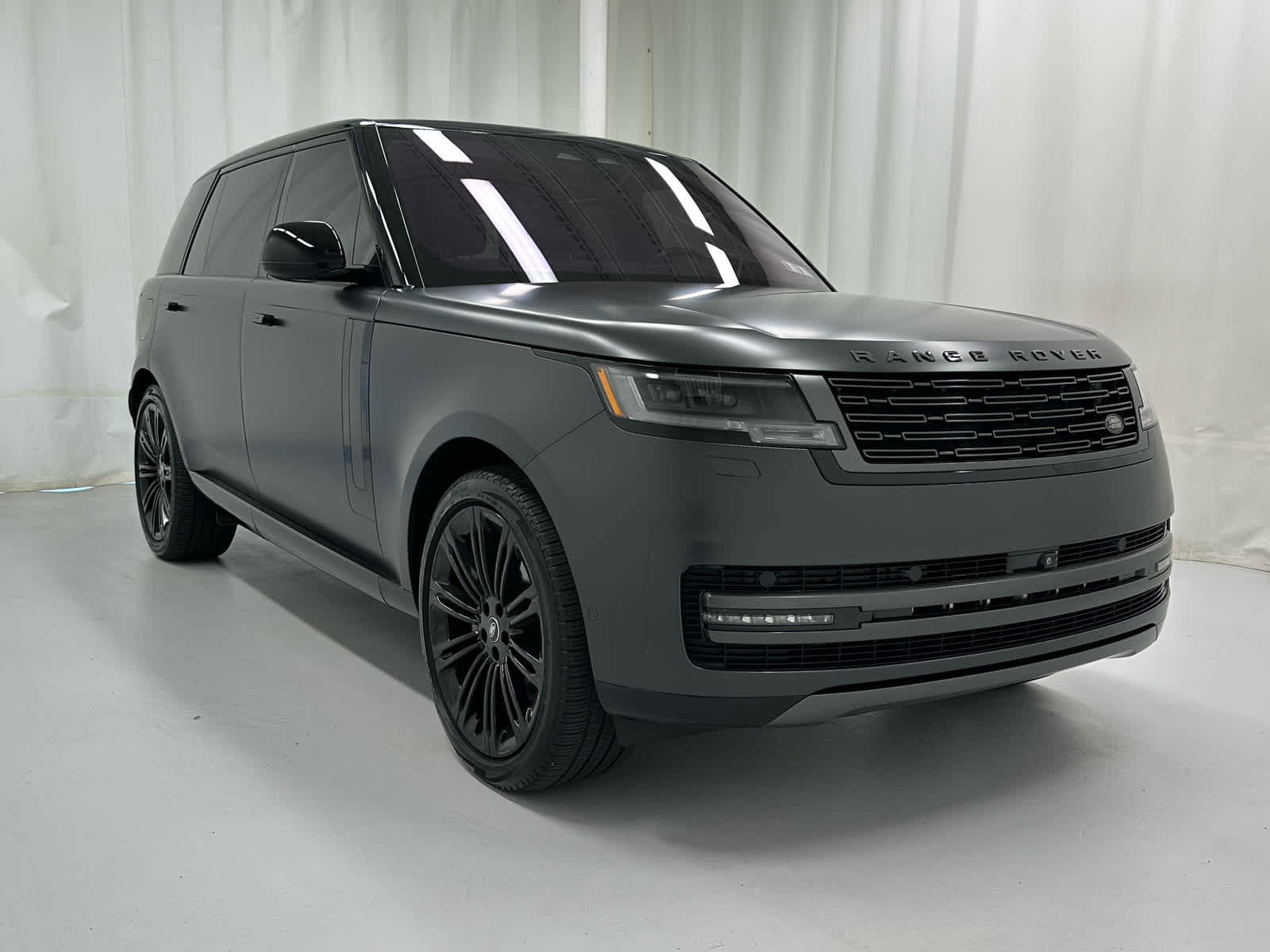 Used 2023 Land Rover Range Rover Long Wheelbase SE AWD/4WD image 2