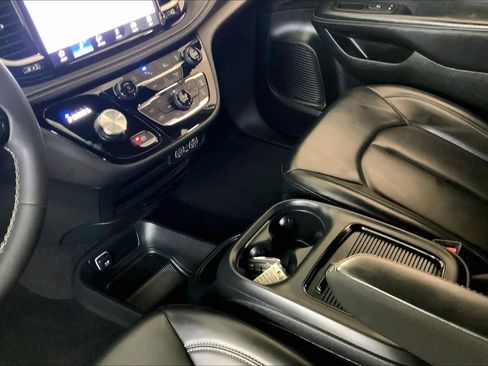 Used 2023 Chrysler Pacifica Touring-L w/ S Appearance Package image 16