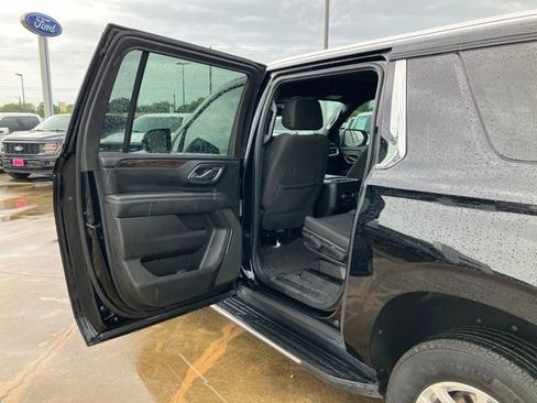 Used 2023 Chevrolet Suburban LS RWD image 18