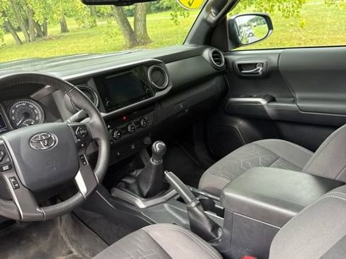 Used 2018 Toyota Tacoma TRD Sport AWD/4WD image 11