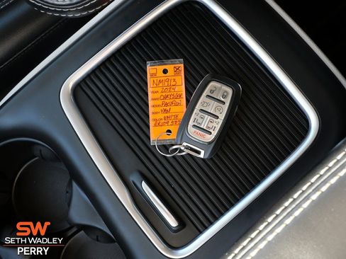 Used 2024 Chrysler Pacifica Touring-L image 21