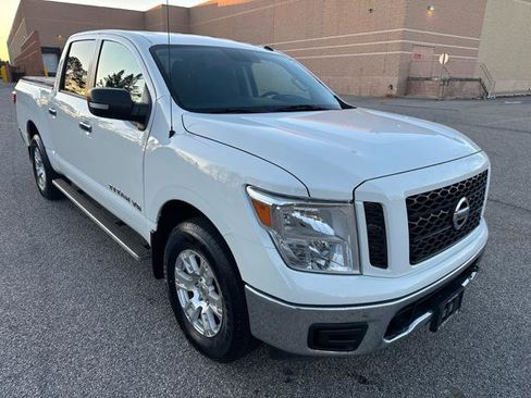 Used 2019 Nissan Titan SV image 31