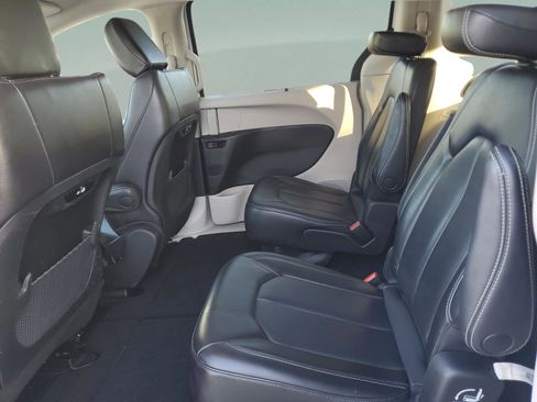 Used 2023 Chrysler Pacifica Touring-L image 11