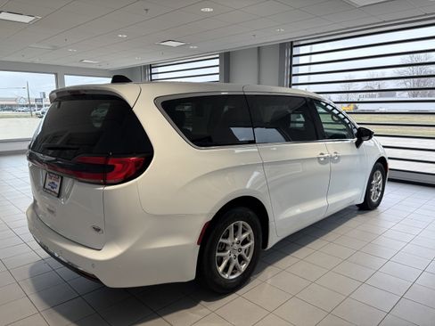 Used 2024 Chrysler Pacifica Touring-L image 6