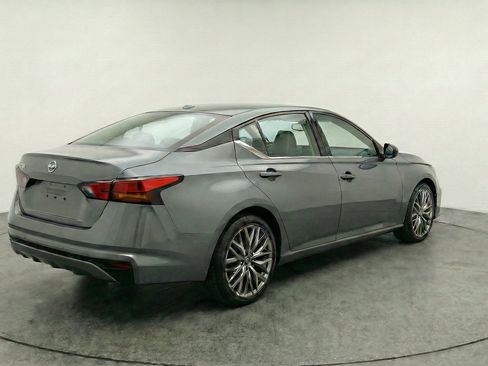 Used 2025 Nissan Altima 2.5 SV FWD image 9