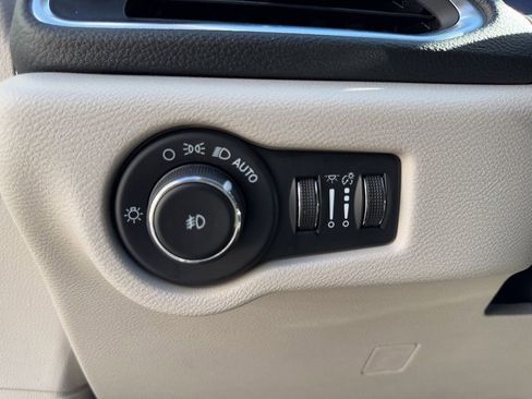 Used 2023 Chrysler Pacifica Limited FWD image 20