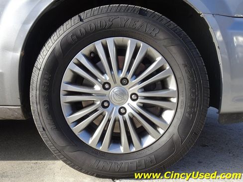 Used 2014 Chrysler Town & Country Touring-L w/ Driver Convenience Group FWD image 32