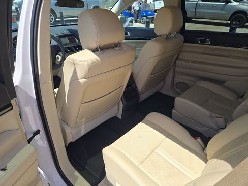 Used 2019 Lincoln MKT AWD image 4