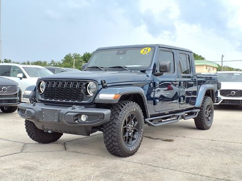 Used 2025 Jeep Gladiator Sport AWD/4WD image 3