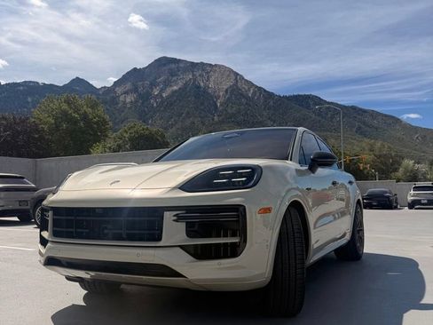 Certified 2026 Porsche Cayenne Turbo AWD/4WD image 1