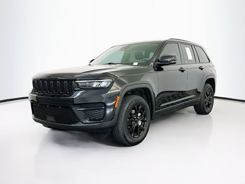 Used 2025 Jeep Grand Cherokee Altitude AWD/4WD image 3