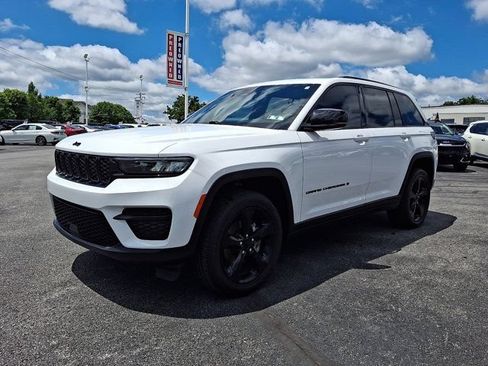 Certified 2023 Jeep Grand Cherokee Altitude AWD/4WD image 3