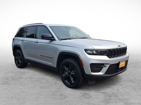 Used 2023 Jeep Grand Cherokee Altitude AWD/4WD image 7
