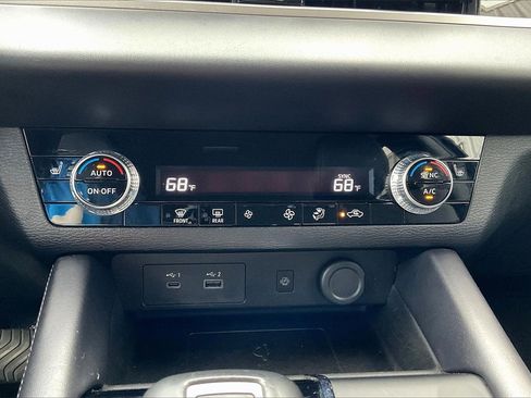 Used 2024 Mitsubishi Outlander SE Black Edition image 32