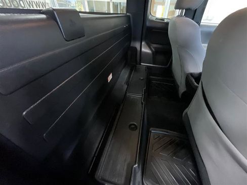 Used 2019 Toyota Tacoma SR image 9