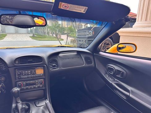 Used 2004 Chevrolet Corvette Convertible w/ Preferred Equipment Group RWD image 14