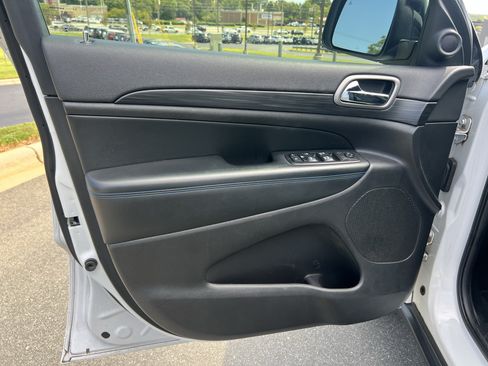 Used 2019 Jeep Grand Cherokee Laredo RWD image 16