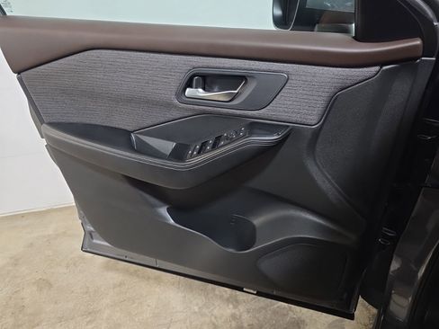 Used 2023 Nissan Rogue SV image 27