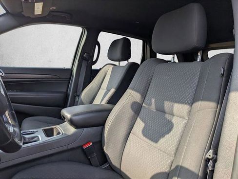 Used 2018 Jeep Grand Cherokee Laredo image 16