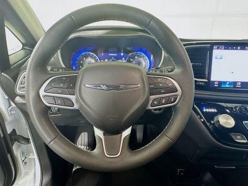 Used 2025 Chrysler Pacifica Select FWD image 15
