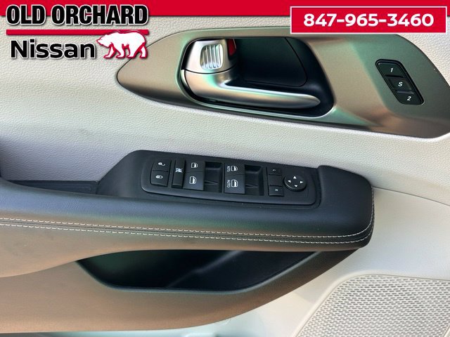 Used 2023 Chrysler Pacifica Touring-L FWD image 8