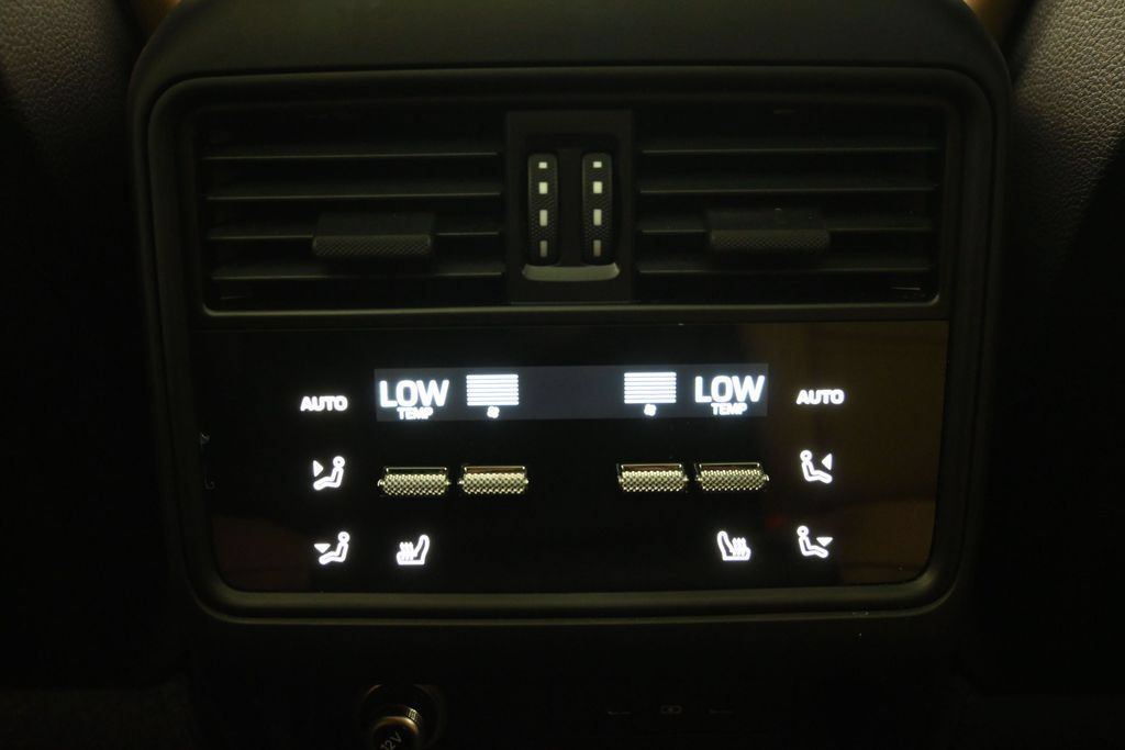 Certified 2025 Porsche Cayenne Coupe AWD/4WD image 23