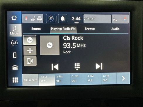 Used 2023 Chrysler Voyager LX image 27