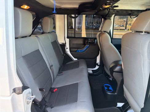 Used 2017 Jeep Wrangler Unlimited Rubicon w/ Connectivity Group image 23