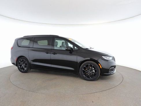 Used 2025 Chrysler Pacifica Limited image 24